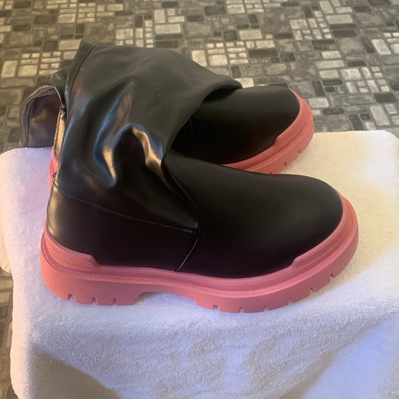 Boots - Picture 4 of 4